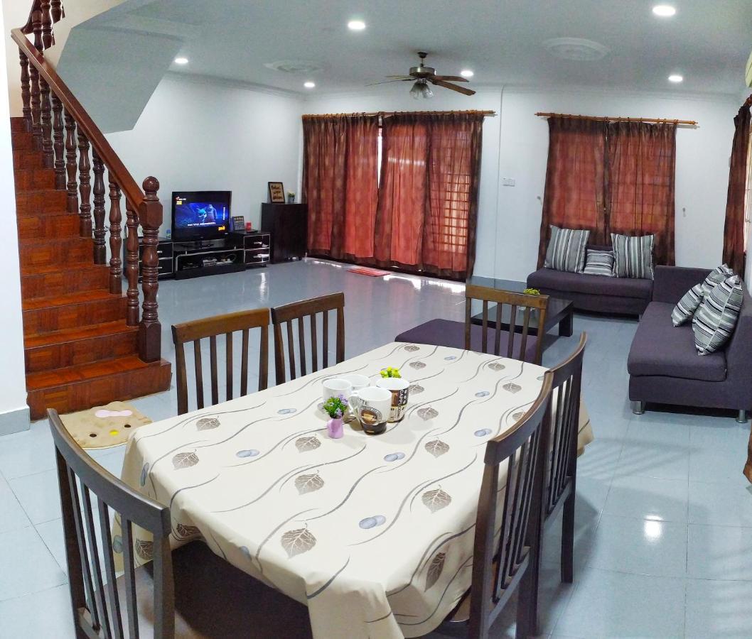 Victoria Homestay Sibu - Next To Shopping Complex & Large Car Park Area With Autogate Bagian luar foto